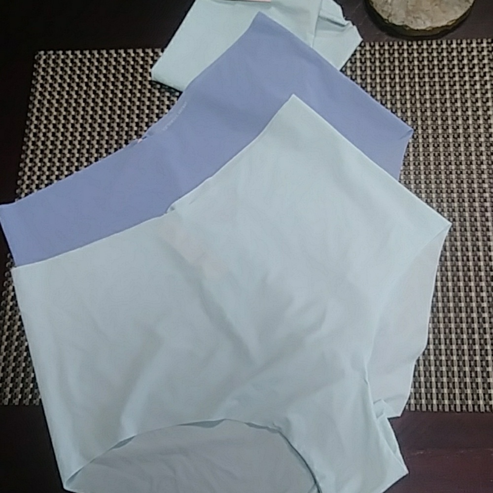VICTORIA SECRET 3 PAIR NO SHOW BRIEF. PANTY